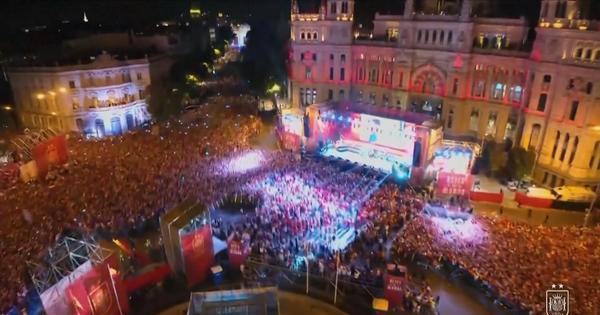 Ovako je Madrid dočekao svetske šampione: Dva miliona ljudi na ulicama, fudbaleri se uhvatili mikrofona i napravili feštu!
