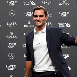 Dok se Novak sprema da obori njegov rekord, Federer uživa u penziji: Rodžer zapevao na koncertu popularnog benda /VIDEO/