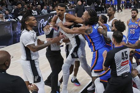 Haos na startu NBA sezone, opšta tuča na terenu: Vembanjama ponižen, a MVP razbio Sparse! /VIDEO/