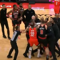 Suludo grub faul izazvao haos i tuču u NBA, Crnogorac "spasavao glavu" saigraču /VIDEO/