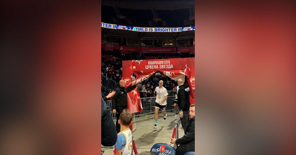 Navijači Zvezde napravili "toplu" dobrodošlicu za košarkaše Partizana