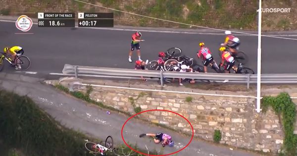 Užas na trci u Italiji: Biciklistkinja preletela preko ograde! /VIDEO/