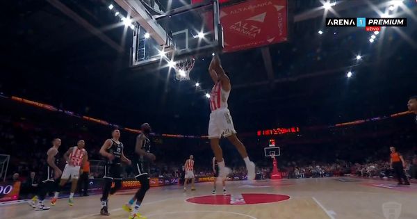 Nestvarno zakucavanje Bolomboja nakon asistencije Dos Santosa, Zvezda dominira