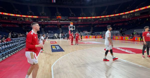 Večiti spremni: Obe ekipe izašle na parket!