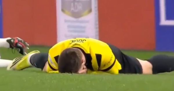 Luka Jović dao gol, pa doživeo povredu: Srbin krvavog lica ostao da leži na zemlji /VIDEO/