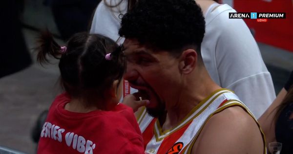 Golman Zvezde iz prvih redova sa ćerkom gleda derbi u Areni