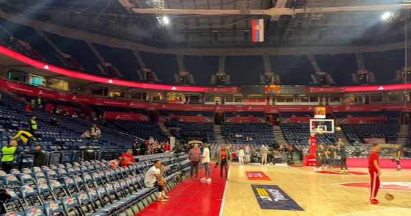 Arena poluprazna sat vremena pred početak derbija