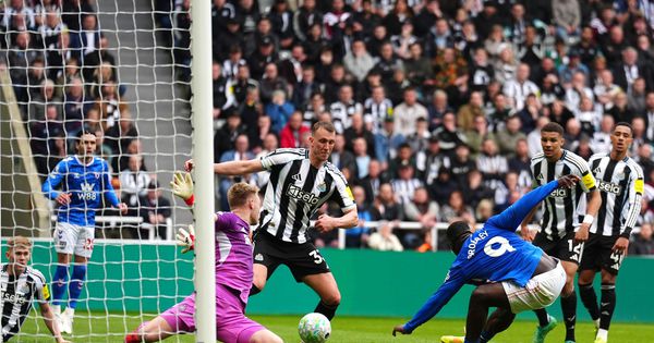 Teški dani za navijače Njukasla: Nakon debakla u Evropi usledio "hladan tuš" u derbiju, Sanderlend nakon preokreta utišao "Sent Džejms Park"