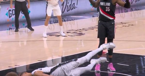 Strepnja u San Antoniju: Vembanjama doživeo potres mozga! Pao na glavu, pa ošamućen napustio teren /VIDEO/