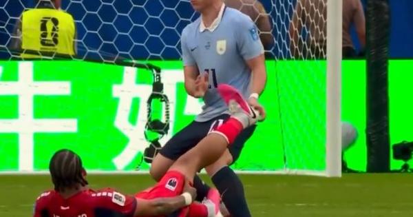 Komična situacija prethodila preokretu Urugvaja: Pritekao u pomoć rivalu, pa sve obustavio i priključio se napadu iz kojeg je pao gol /VIDEO/