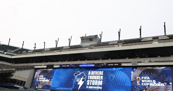 Ne, samo to ne: Navijači izbačeni sa stadiona, ugrožen meč Francuske i Iraka /VIDEO/