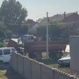 Bizarna scena u Kikindi: Traktor i kombi probili ogradu stadiona, ali se fudbal igra /VIDEO/