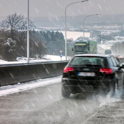 Bezbedna vožnja po zaleđenim putevima: Ključni saveti za vozače, lagano sa kočnicom i bez panike