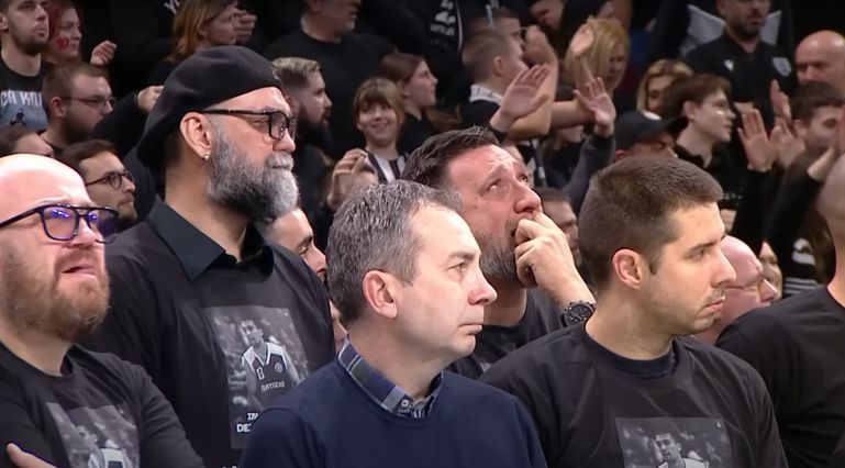 Ovo je poznati srpski košarkaš koji je plakao kao kiša u Areni: Pogodilo ga skandiranje Milojeviću, nije skrivao emocije /VIDEO/