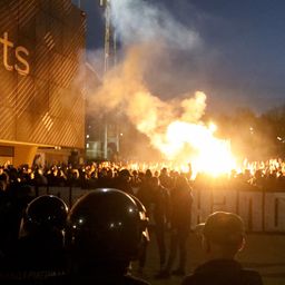 Susret sa policijom i gotov protest navijača Partizana: Veliki broj pristalica, uvrede, vatra i atmosfera na ivici incidenta u Humskoj /VIDEO/