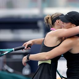 Tona emocija u nekoliko sekundi! Sabalenka posle strašne tragedije pobedila najteži meč u karijeri, a onda je dobila važan zagrljaj /VIDEO/