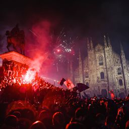 "Vi nemate ni Kup da nabijete u svoje du*e!" Tifozi Intera slavili do duboko u noć uz teške provokacije rivalu /VIDEO/