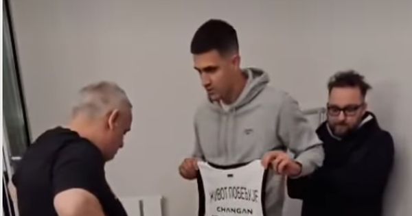 Eksplozija emocija pred košarkašima crno-belih: Jedan navijač Partizana spasao život drugom u Areni, sada su se sreli! /VIDEO/