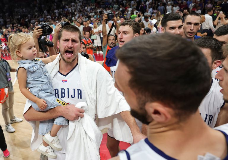 Nikola Jokić sa ćerkom Ognjenom nakon meča Srbija - Grčka