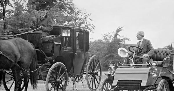 Trenutak koji je promenio svet: Henri Ford na današnji dan 1903. prodao prvi automobil, bio je skuplji od kuće, a “jurio” je 45 na sat!