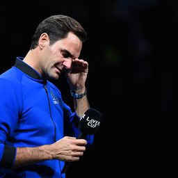 “NIKADA NIJE TREBALO DA BUDEM TENISKA IKONA” Federer od suza jedva završio izjavu nakon penzionisanja: Hvala Novaku, Rafi, hvala svima! Nisam hteo da budem usamljen na kraju