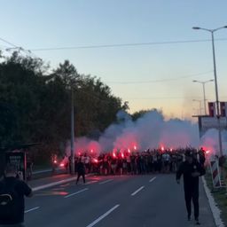 Delije bakljama "zapalile" ulicu, policija na sve strane: Evo kako je protekao dolazak navijača Zvezde na Večiti derbi /VIDEO/