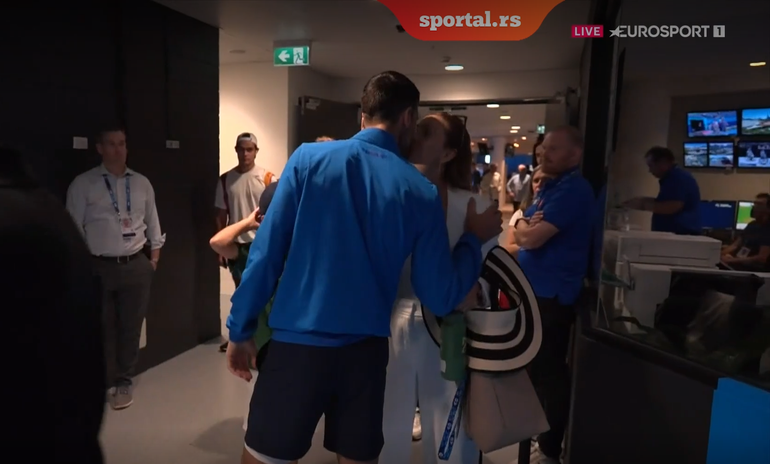 🎥 Poljubac za sreću: Novak se pozdravio sa Jelenom pred polufinale Australijan opena