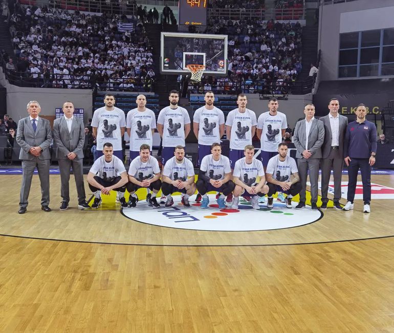 Dirljiv momenat pred meč Srbije i Grčke: Igrači dve reprezentacije odali počast Stevanu Jelovcu /FOTO/