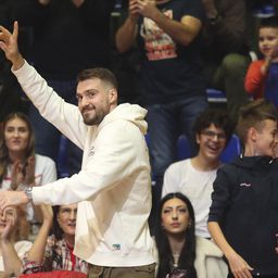 "Vrati se u Zvezdu!" Gudurić ušao u Pionir i izazvao DELIRIJUM navijača crveno-belih /VIDEO/