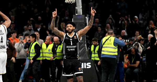 Karlikova slika i grb Zvezde: Džons morao da objašnjava potez svog menadžera!