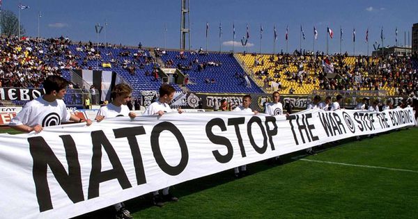 Grčko-srpsko prijateljstvo bilo je simbol prkosa prema NATO: Dok su padale bombe, igrao se fudbal na stadionu Partizana /VIDEO/