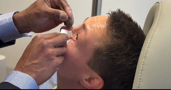 Užasne posledice borbe: UFC zvezda objavila jeziv video kako joj vade cevčice iz oka /VIDEO/