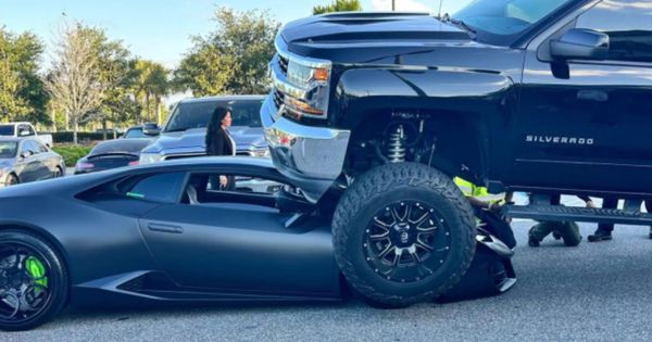 Džaba ti 300.000 evra kad te niko ne vidi! Pikap “progutao” Lamborgini: Žena za volanom dodala gas, a vozač ostao zarobljen! /VIDEO/