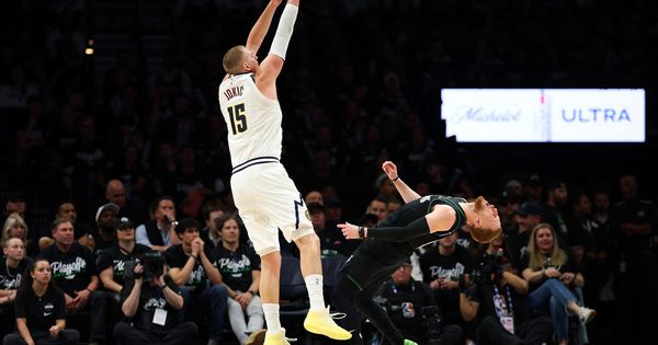 Neprijatno... Šta je Šek hteo da kaže? Ovakav pokušaj duhovitosti i srpskog nismo čuli, a legendarni Amerikanac se obrukao! /VIDEO/