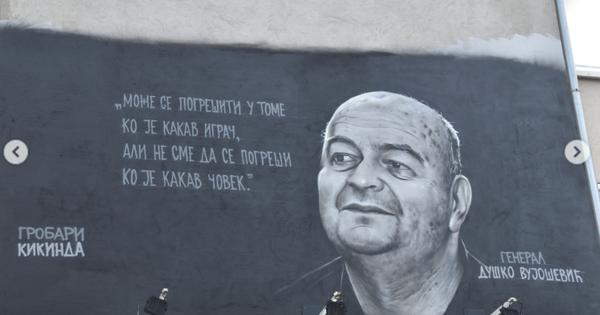 "Genijalan citat i generalov lik!" Kikinda dobila mural posvećen Dušku Vujoševiću /FOTO/