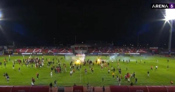 Jezive scene na "Čika Dači": Fudbaleri Radničkog opstali u ligi, navijači jurili igrače da ih biju!