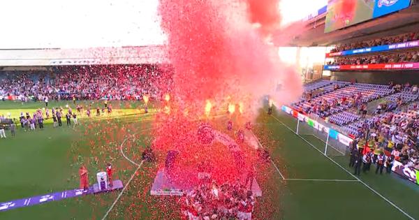 Momenat koji se čekao 22 godine: Trofej Premijer lige je konačno u rukama igrača Arsenala! /VIDEO/
