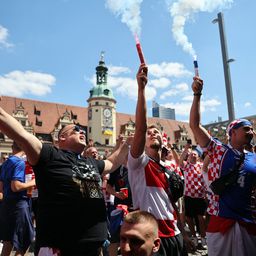 "Jagnje je bolje od paste" i "Kako je dobro, videti te opet...": Hrvati napravili feštu, šahovnica od 107 metara prekrila Lajpcig /VIDEO/