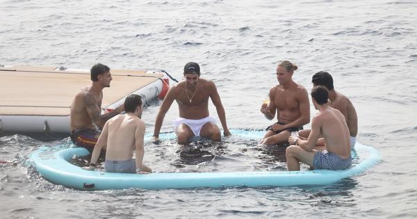 Paparaco: Internet bruji o strastvenom poljupcu heroja Španije i njegovog saigrača iz reprezentacije /FOTO/