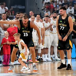 Fotka koja je svetski hit! Kad Jokić mora da juri 10-godišnjaka: Moraš brže, ide trostruki MVP /FOTO/