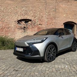 Dva automobila u jednom. Nova Toyota C-HR pegla kilometre na struju i privlači poglede