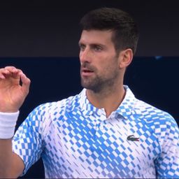 "SVAKI MOGUĆI POEN!" Novak opet u ratu s provokatorom, odbrusio je sudiji zbog navijača - pričao je s njim i na kraju seta! /VIDEO/