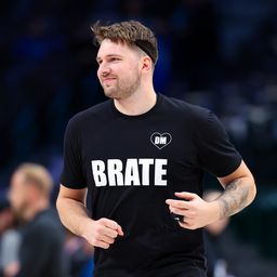 "Brate..." Dončić i Marjanović zbog Dekija izašli u specijalnim majicama na NBA parkete /FOTO/