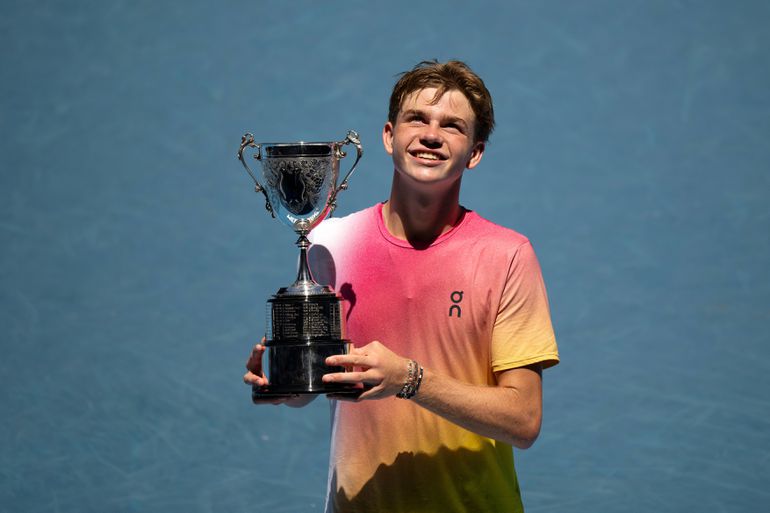 "Mini Federer" osvojio Australijan open - jedini set na putu do titule mu je oduzeo srpski teniser