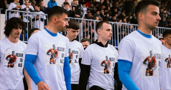 Muk, fudbal stao u 23. minutu zbog legende, a onda je Danko Lazović kroz suze izjavio: Kume moj, sedećeš tamo gde je Tito sedeo! /VIDEO/