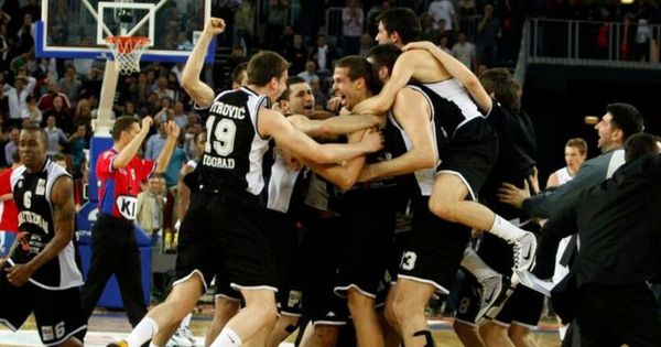 "Ide trojka!" A Zagreb je i dan danas u neverici: Kecman je 25. aprila postigao koš za sva vremena, a nakon nestvarnog šoka sudija je prišao Dušanu... /VIDEO/