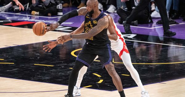 Lebron je stvarno... nestvaran: Lejkersi bez Dončića i Rivsa na leđima "starca" na korak od metle! "Vaskrsao" i Džejson Tejtum