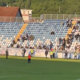 Novi snimak skandala u Pazaru! Adem Ljajić tražio da se skine politička provokacija "Srebrenica - genocid" /VIDEO/