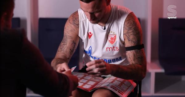 "Narodnjaci u svlačionici Austrije? Svega ima": Marko Arnautović zalepio sebe u Paninijev album, pa otkrio šta je spreman da uradi za visok plasman na Mundijalu /VIDEO/