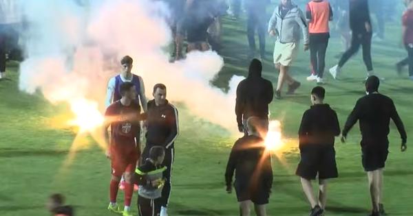 "Igrači plaču, desetak njih je dobilo batine!" Huligani i jezive scene oterali trenera iz Kragujevca